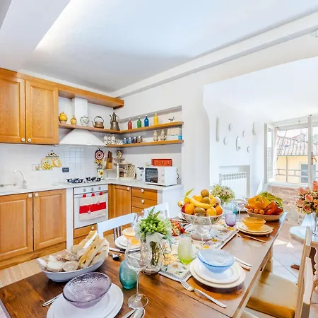 Classic 3 Bedroom Panoramic Apartment Lucca